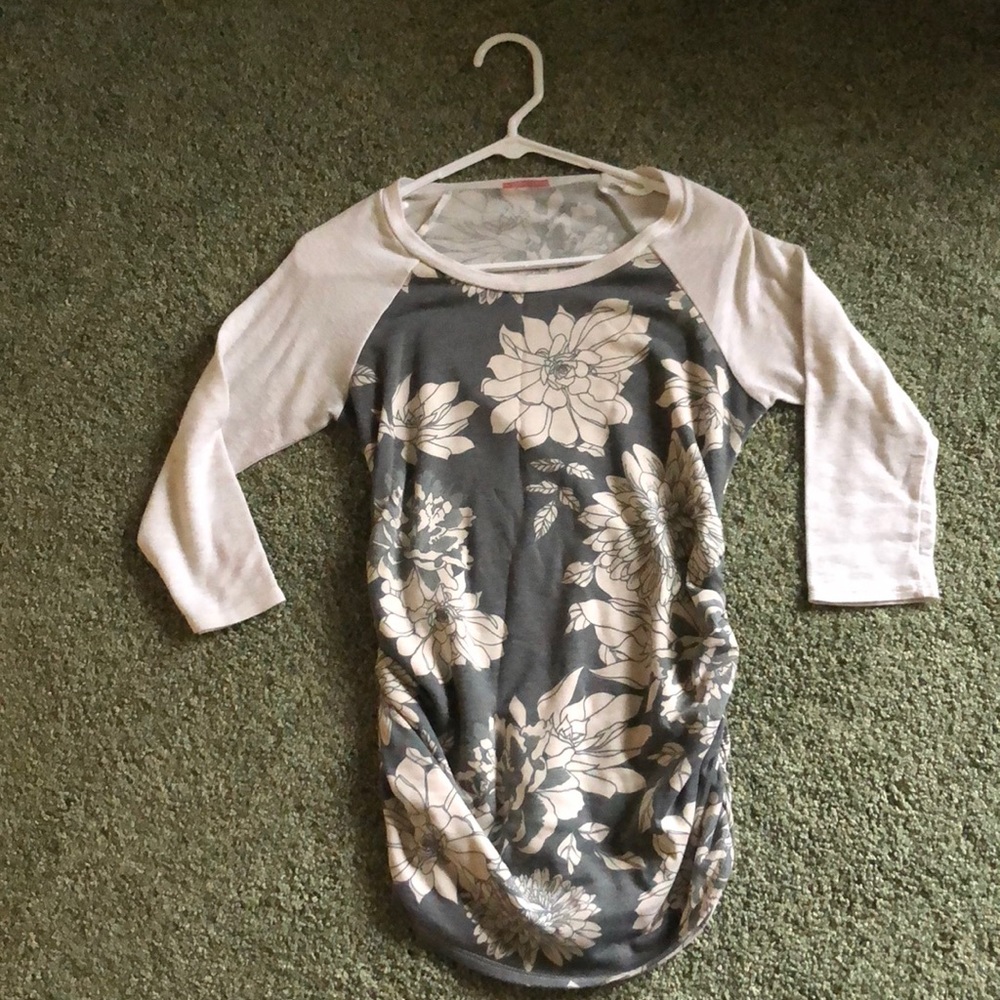 Flowery, quarter sleeved maternity top.